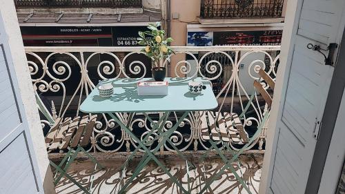 a table sitting on top of a fence at Entre arènes et maison carrée P1 in Nîmes