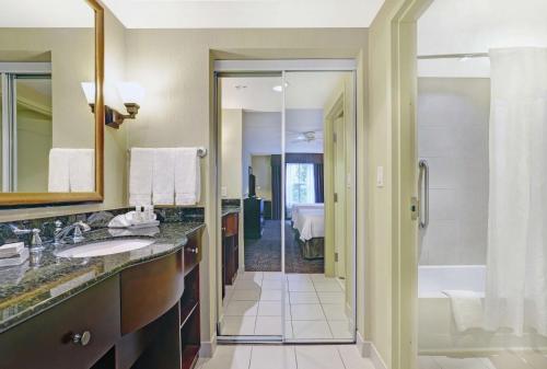 Koupelna v ubytování Homewood Suites by Hilton Cambridge-Waterloo, Ontario