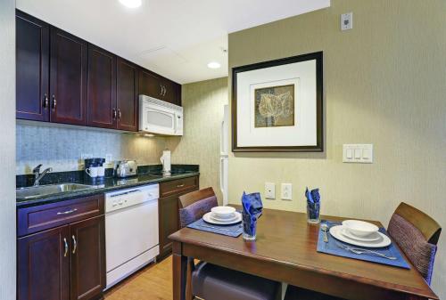 Kuchyň nebo kuchyňský kout v ubytování Homewood Suites by Hilton Cambridge-Waterloo, Ontario