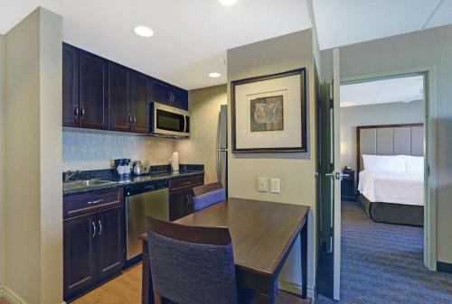 Kuchyň nebo kuchyňský kout v ubytování Homewood Suites by Hilton Cambridge-Waterloo, Ontario