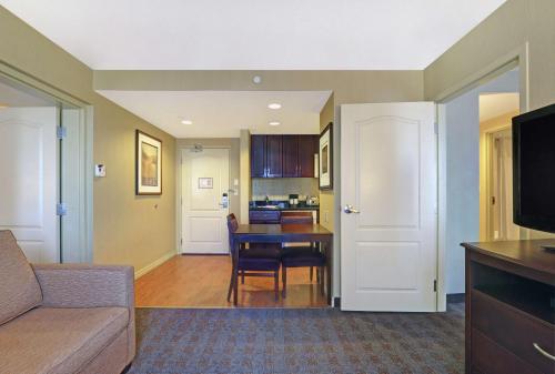 Kuchyň nebo kuchyňský kout v ubytování Homewood Suites by Hilton Cambridge-Waterloo, Ontario