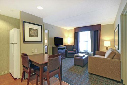 TV a/nebo společenská místnost v ubytování Homewood Suites by Hilton Cambridge-Waterloo, Ontario