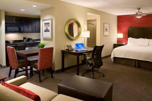 Cette chambre comprend un lit et un bureau. dans l'établissement Homewood Suites by Hilton Toronto Vaughan, à Vaughan