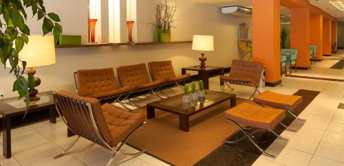 a living room filled with furniture and a coffee table at Euro Suite Recife Boa Viagem in Recife