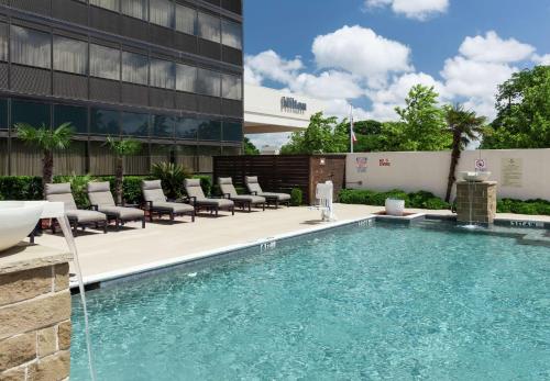 La alberca dentro o cerca de Hilton Waco