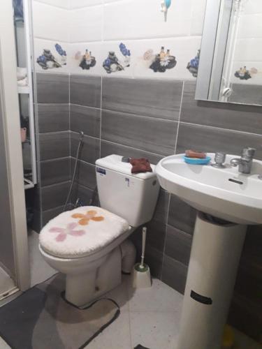 uma casa de banho com um WC e um lavatório em إقامة الحمد em Meknès
