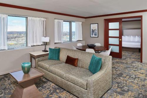 ein Wohnzimmer mit Sofa und ein Schlafzimmer in der Unterkunft Hilton Anchorage in Anchorage