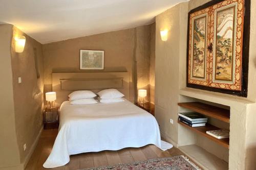 une chambre avec un lit blanc avec deux oreillers dans l'établissement Luxurious bastidon with swimming pool and jacuzzi, à Lorgues