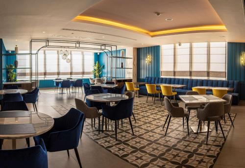 En restaurant eller et spisested på DoubleTree by Hilton Hotel Aqaba