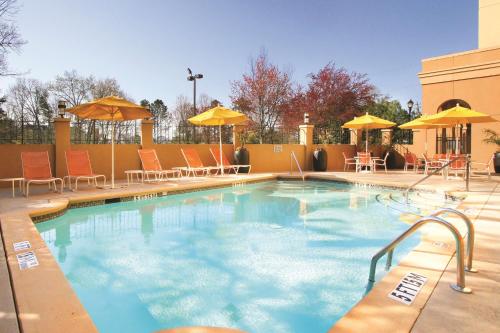 duży basen z leżakami i parasolami w obiekcie Doubletree Suites by Hilton at The Battery Atlanta w Atlancie