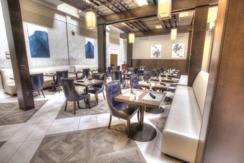een eetkamer met tafels en stoelen in een restaurant bij Doubletree Suites by Hilton at The Battery Atlanta in Atlanta