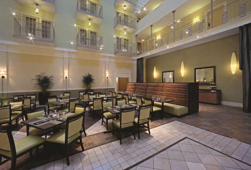 um restaurante com mesas e cadeiras num quarto em Doubletree Suites by Hilton at The Battery Atlanta em Atlanta