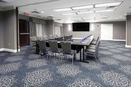 a conference room with a long table and chairs at Hampton Inn Lawrenceville Duluth in Lawrenceville