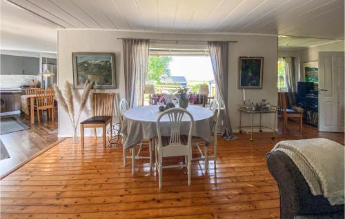 cocina y comedor con mesa y sillas en Stunning Home In Glommen With House Sea View, en Glommen