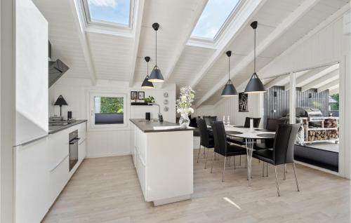 Η κουζίνα ή μικρή κουζίνα στο Amazing Home In Tarm With Kitchen