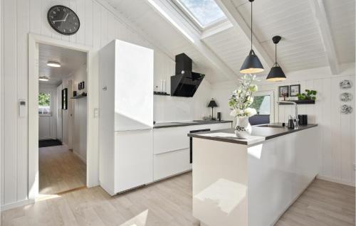 Η κουζίνα ή μικρή κουζίνα στο Amazing Home In Tarm With Kitchen