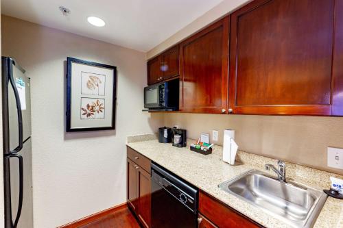 Kuchyň nebo kuchyňský kout v ubytování Homewood Suites by Hilton Lawrenceville Duluth