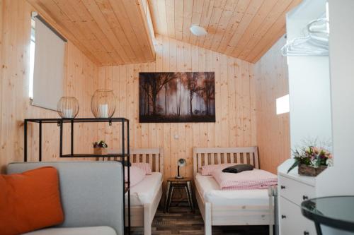 um quarto com 2 camas num quarto com paredes de madeira em Schlafwagen Domblick M o e r e n h o f Xanten em Xanten