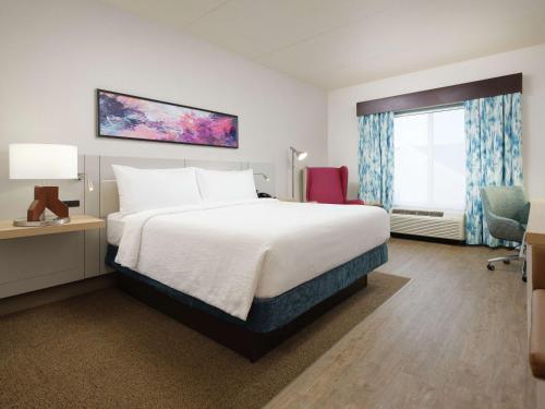 una camera d'albergo con un letto grande e una finestra di Hilton Garden Inn Atlanta NW/Kennesaw-Town Center a Kennesaw