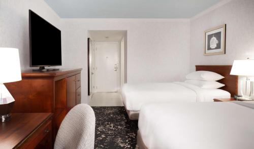 Ένα ή περισσότερα κρεβάτια σε δωμάτιο στο Hilton Atlanta/Marietta Hotel & Conference Center