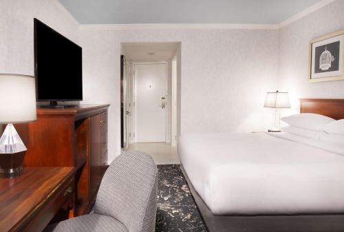 Ένα ή περισσότερα κρεβάτια σε δωμάτιο στο Hilton Atlanta/Marietta Hotel & Conference Center