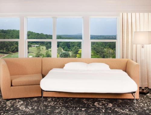 Ένα ή περισσότερα κρεβάτια σε δωμάτιο στο Hilton Atlanta/Marietta Hotel & Conference Center