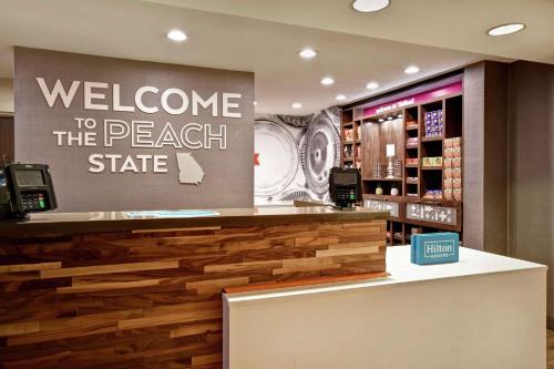 a welcome to the peach state sign in a store at Hampton Inn Atlanta-Mall Of Georgia in Buford
