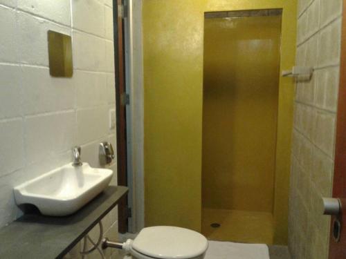 a bathroom with a sink and a toilet and a shower at Jardim Leonor Suíte para MULHERES Profissionais da Saúde Hospital Einstein Morumbi in Sao Paulo