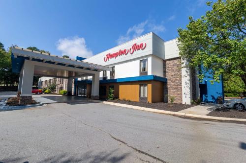 a building with a sign that reads shopping mall at Hampton Inn Atlanta/Peachtree City in Peachtree City