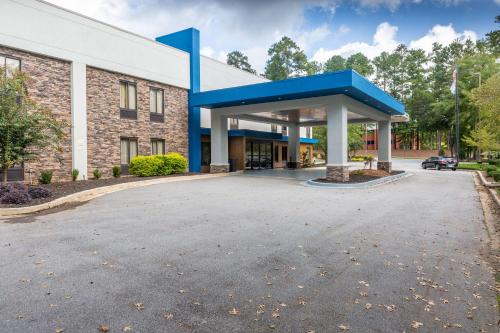 a gas station with a blue roof at Hampton Inn Atlanta/Peachtree City in Peachtree City