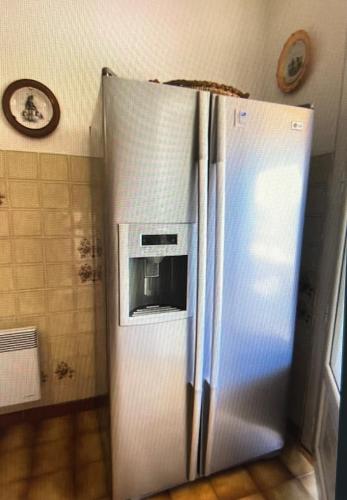 Elle comprend un réfrigérateur et un four micro-ondes. dans l'établissement Résidence LO MONACO Haut de villa, Appartements et Studios, à San-Nicolao