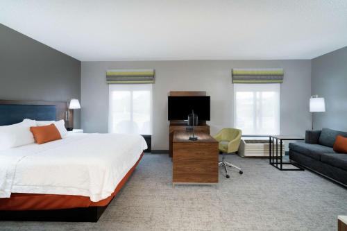 Телевизор и/или развлекательный центр в Hampton Inn & Suites Opelika-I-85 Auburn Area