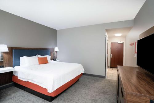 Кровать или кровати в номере Hampton Inn & Suites Opelika-I-85 Auburn Area