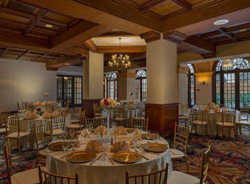 um salão de banquetes com mesas e cadeiras e um lustre em DoubleTree by Hilton Austin em Austin