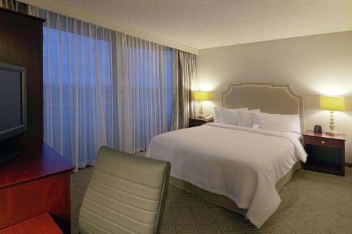 Ένα ή περισσότερα κρεβάτια σε δωμάτιο στο Embassy Suites Boca Raton