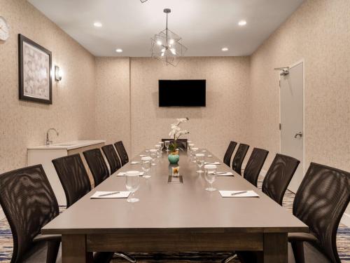 a conference room with a long table and chairs at Embassy Suites Baltimore - North/Hunt Valley in Hunt Valley