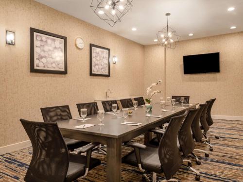 a conference room with a long table and chairs at Embassy Suites Baltimore - North/Hunt Valley in Hunt Valley