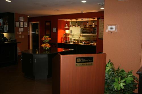 a room with a kitchen with a counter in it at Hilton Garden Inn Birmingham/Trussville in Trussville