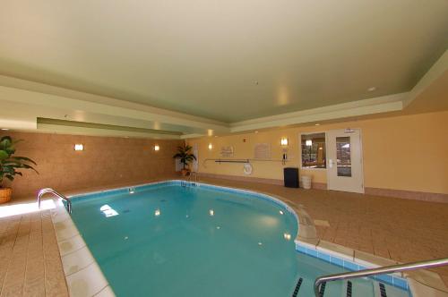 a large swimming pool in a hotel room at Hilton Garden Inn Bowling Green in Bowling Green