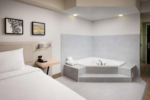 Кровать или кровати в номере Hilton Garden Inn Nashville/Franklin-Cool Springs