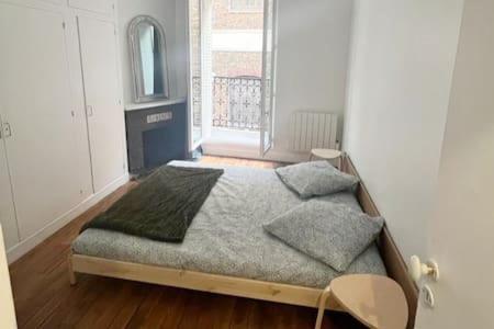 una camera con un grande letto di New Entiry apartment-Private rooms in Paris a Parigi