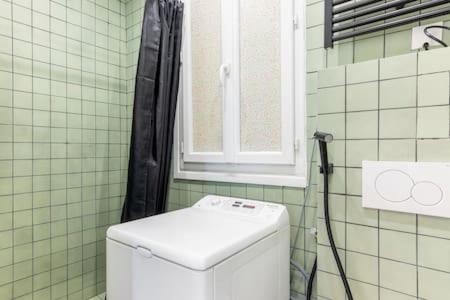 bagno con servizi igienici, finestra e finestra di New Entiry apartment-Private rooms in Paris a Parigi