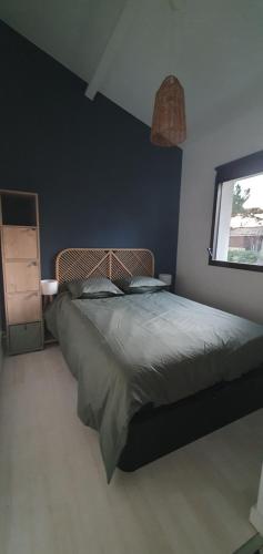 une chambre avec un lit et une fenêtre dans l'établissement Le petit Paradis,, proche plage du Mauret - Bassin, à Andernos-les-Bains