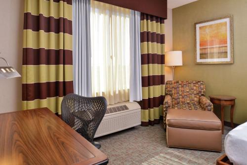 Posezení v ubytování Hilton Garden Inn Boise Spectrum