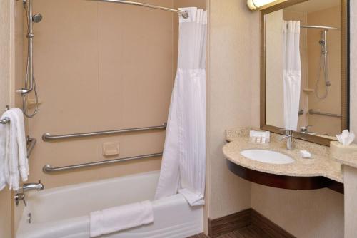 Koupelna v ubytování Hilton Garden Inn Boise Spectrum