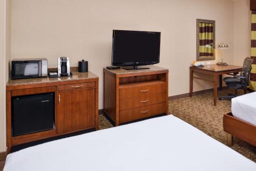 TV a/nebo společenská místnost v ubytování Hilton Garden Inn Boise Spectrum