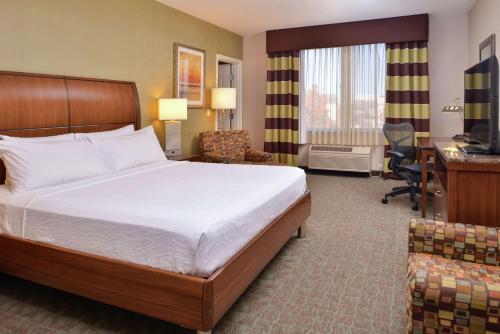 Habitación de hotel con cama y escritorio en Hilton Garden Inn Boise Spectrum en Boise