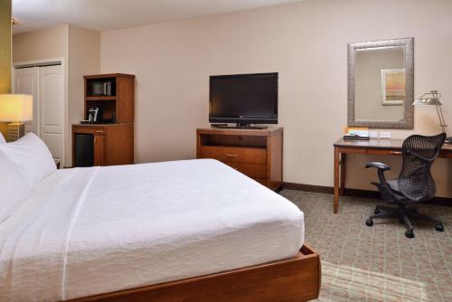 TV a/nebo společenská místnost v ubytování Hilton Garden Inn Boise Spectrum