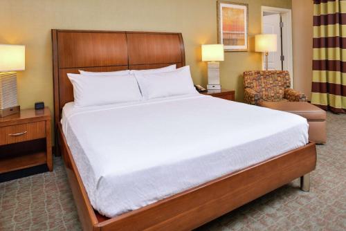Postel nebo postele na pokoji v ubytování Hilton Garden Inn Boise Spectrum