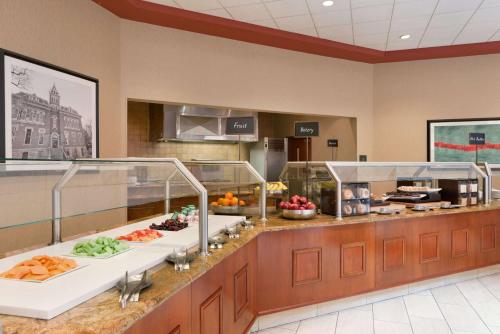Una línea de buffet con muchos tipos diferentes de comida. en Embassy Suites by Hilton Franklin Cool Spring, en Franklin
